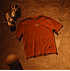 Bordeaux T-Shirt liegt in Sand (1)