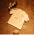 Creme  T-Shirt liegt in Sand (1)