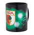 FCA Tasse in schwarz mit buntem FCA Wappen in der Mitte mit grüner WWK Arena im Hintergrund (1)