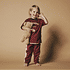 Baby trägt Bordeaux Baby Shirt mit FC Augsburg schriftzug auf der Brust  (2)