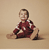 Baby trägt Bordeaux farbenes Sweatshirt mit FCA Wappen  (2)