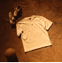 Creme  T-Shirt liegt in Sand (2)