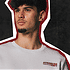 Ein Mann trägt das weiße Sweatshirt (2)