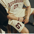 FCA Shorts in creme mit dunkelrotem 07 Teddy Stick auf dem rechten Bein an einem Model fotografiert (2)
