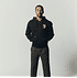  FCA Zip-Hoodie in schwarz mit farbigem FCA Wappen auf der linken Brust an einem Model fotografiert (2)