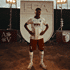 Jugend Spieler trägt Bordeaux Shorts mit FCA Wappen (2)