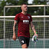 Jugend Spieler trägt das Bordeaux Trainingsshirt  (2)