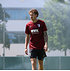Jugend Spieler trägt das Bordeaux Trainingsshirt  (2)
