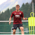 Jugend Spieler trägt das Bordeaux Trainingsshirt  (2)