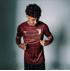 Jugend Spieler trägt das Bordeaux Trainingsshirt  (2)