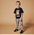 Kleiner Junge trägt das FCA-Kinder Shirt Teddy in Schwarz vor einen Beigen Hintergrund (2)