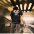 Mann im Aufzug, mit shirt  (2)