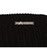 Nahaufnahme des silbernen Metall-Patches auf dem schwarzen Strickpullover (2)