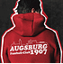  Rückansicht eines Mannes, der den weinroten Kapuzenpullover trägt und so den großflächigen Skyline (2)