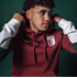 Spieler trägt den hoodie (2)