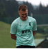 Trainer trägt das Minte Trainingsshirt mit Muster (2)