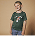 Vorderansicht des grünen T-Shirts mit FC Augsburg-Aufdruck und einem Bären im Fußballoutfit Hinteran (2)