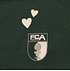 Detailansicht eines dunkelgrünen Stoffes mit zwei Herzen und FCA-Logo. (4)