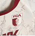 Heimtrikot in Marmoroptik, FCA-Wappen in Bordeaux sowie die Sponsoren  (5)