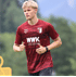 Jugend Spieler trägt das Bordeaux Trainingsshirt  (2)