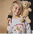 Mädchen trägt den Teddy Sweater in Hellgrau. Sie hält einen Teddy auf der Schulter (4)
