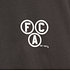 Weißes FCA als Einzelbuchstaben mit weißen Umrandungen pri Buchstabe auf grauem Shirt. Detailansicht (4)