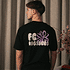 Hinteransicht von Kömür der das Schwarze T-Shirt trägt (3)