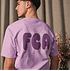 Kömür steht vor einen Beigen Hintergrund mit das FCA-Shirt Flowers Flieder. (3)