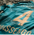 Trikot liegt auf Kies (3)